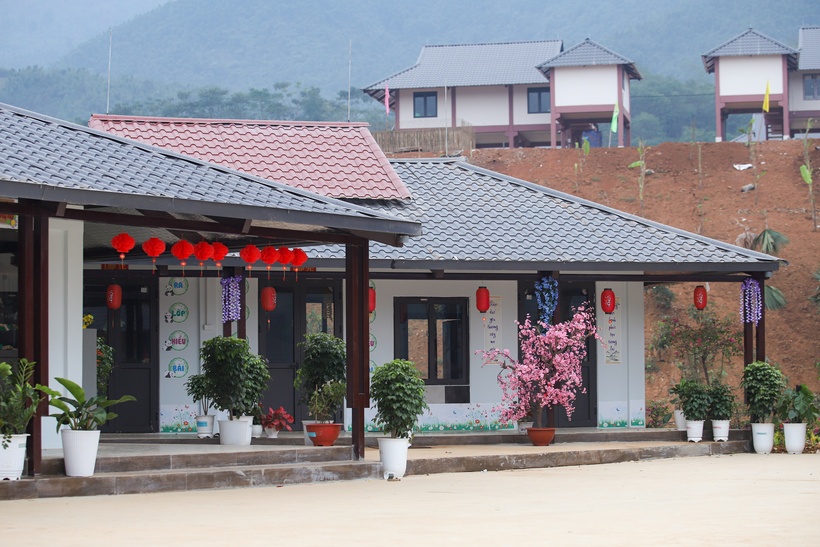 Những nếp nhà tại ngôi làng tái thiết chuẩn bị đón chào năm mới.
