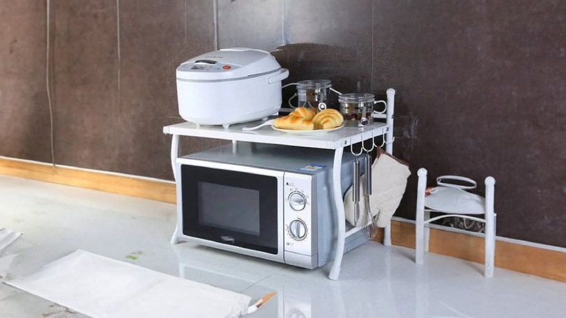 Cách tận dụng không gian phía trên lò vi sóng.