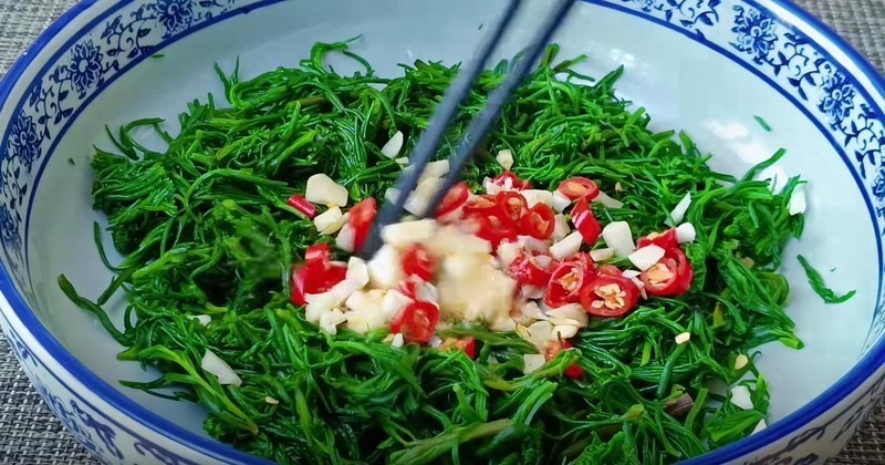 Nhắc đến rau muối, người ta nghĩ ngay đến món nộm rau muối (hay gỏi rau muối) – một đặc sản đậm chất miền quê.