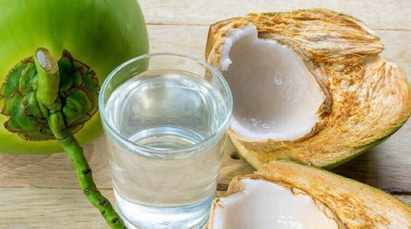 Có rất nhiều sai lầm phổ biến khi uống nước dừa mà nhiều người mắc phải. Ảnh minh họa.