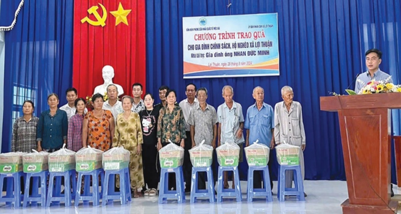 Bộ đội Biên phòng trao quà cho các hộ dân.