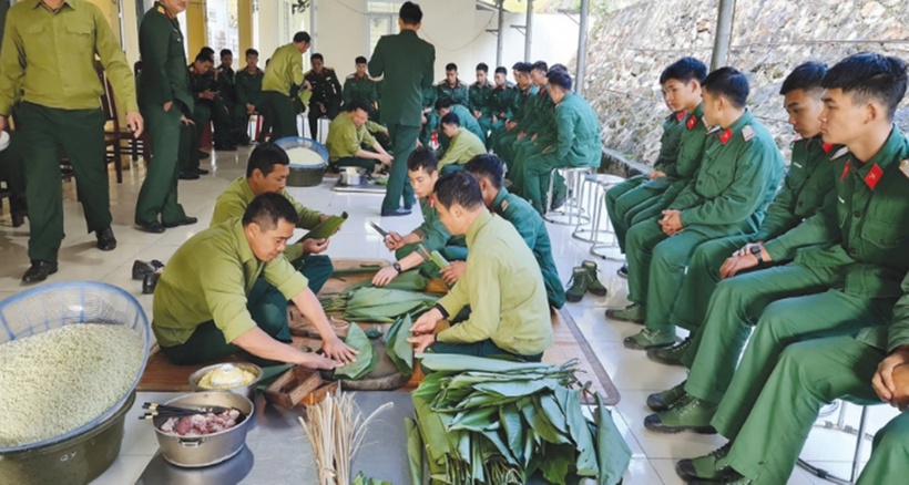 Chiến sĩ Đảo Mê gói bánh chưng đón Tết tại đơn vị.