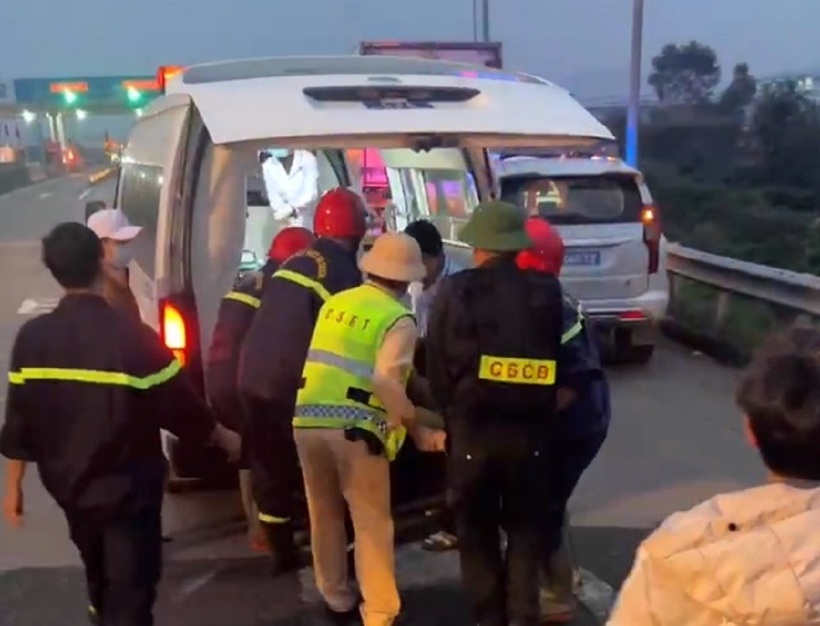 Lực lượng chức năng giải cứu thành công, đưa tài xế đi cấp cứu. Ảnh: Thanh Niên