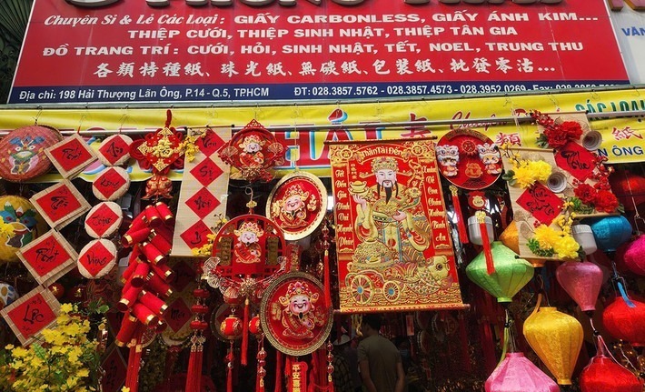 Những câu đối, lồng đèn đủ màu sắc được trưng bày tỉ mỉ.
