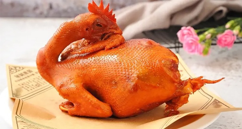 Gà là từ đồng âm với may mắn và thịnh vượng, phổ biến trong các bữa tối đoàn tụ.