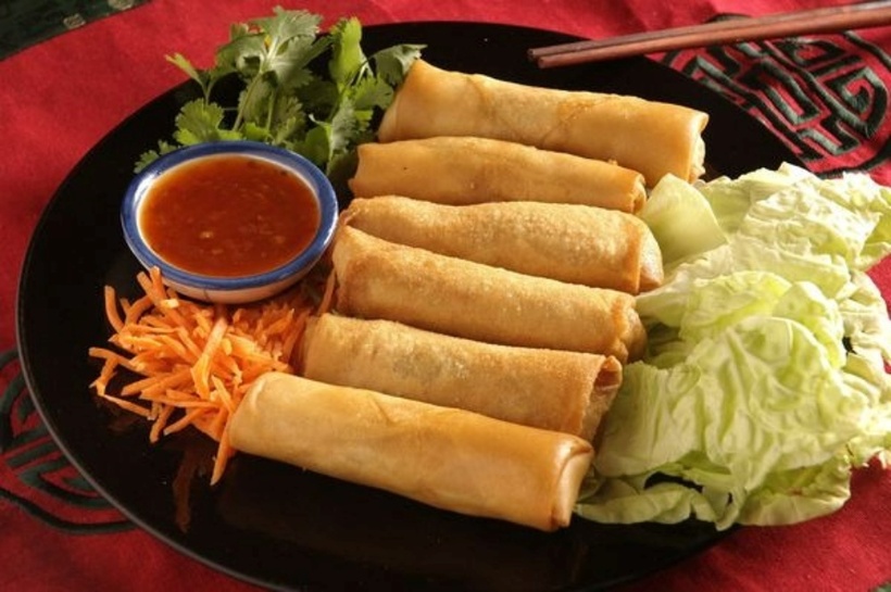 Nem rán (chả giò) thường được ăn trong các lễ hội mùa xuân.