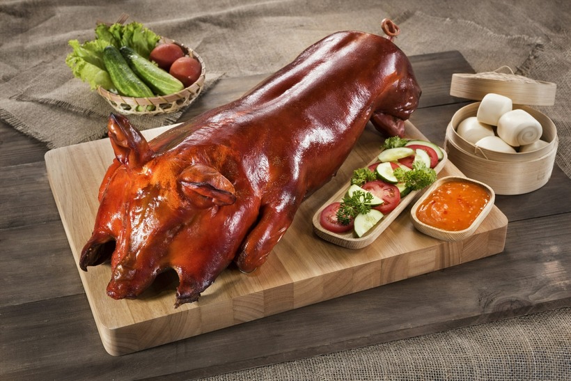 Heo sữa quay cả con không thể thiếu trong những dịp lễ tết ở Trung Quốc.