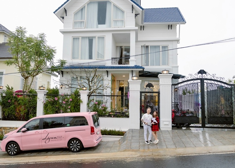 Cơ ngơi này bao gồm 9 phòng ngủ sang trọng và hiện đại, được đặt tên theo màu sắc của hoa hồng – loài hoa biểu tượng cho tình yêu như “Phòng hoa hồng xanh”, “Phòng hoa hồng đỏ”, “Phòng hoa hồng trắng”...