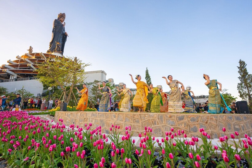 Hơn 115.000 gốc hoa tulip sẽ nở rộ trên núi Bà Tết này. Ảnh: Sun World Ba Den Mountain