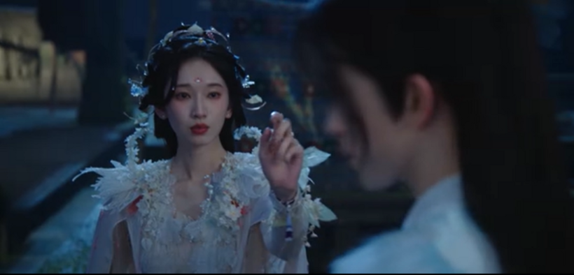 Loạn Chu muốn chạm vào mặt Phạn Việt nhưng anh nhanh chóng tránh đi.