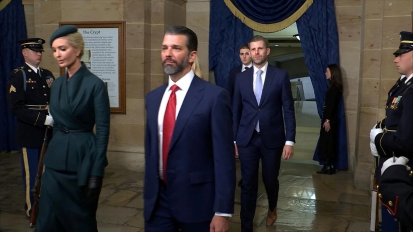 5 người con của Tổng thống đắc cử Donald Trump cũng đến dự lễ nhậm chức. Trong đó có các con gái Ivanka Trump, Tiffany Trump và con trai Donald Trump Jr., Eric Trump và Barron Trump. Từ trái qua phải: Ivanka Trump, Donald Trump Jr., Eric Trump và Barron Trump. (Ảnh: ABC News)