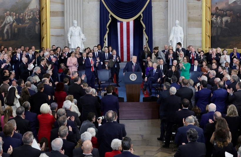 Người tham dự vỗ tay chào mừng Tổng thống Donald Trump trong ngày nhậm chức (Ảnh: Reuters).