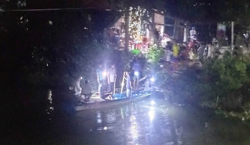 Cơ quan chức năng đang tìm kiếm nạn nhân. (Ảnh: Báo Ấp Bắc)