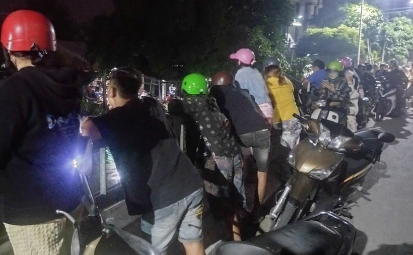 Rất đông người dân địa phương đến chứng kiến, quan sát lực lượng tìm bé trai mất tích. (Ảnh: VOV)