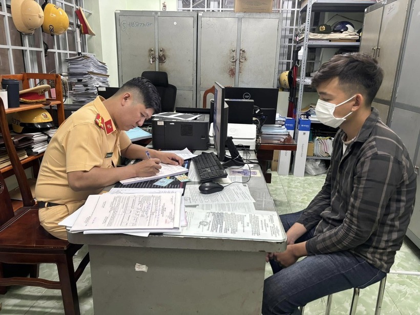 Q. làm việc với cơ quan công an. Ảnh: Công an thành phố Bến Cát/Tuổi trẻ Online