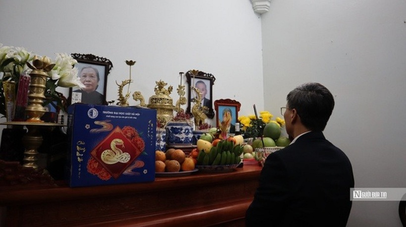 Chủ tịch Hội Luật gia Việt Nam Nguyễn Khánh Ngọc thắp hương tưởng nhớ cố Chủ tịch Hội Phạm Hưng.