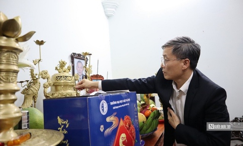 Chủ tịch Hội Luật gia Việt Nam Nguyễn Khánh Ngọc thắp nén hương thơm, thành kính tưởng nhớ cố Chủ tịch Phạm Hưng.