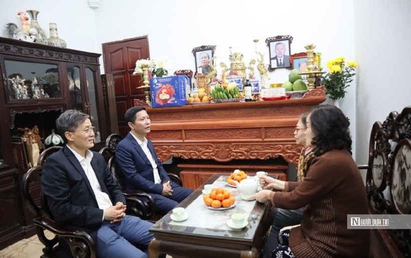 Chủ tịch Nguyễn Khánh Ngọc ân cần thăm hỏi thân nhân gia đình đồng chí Phạm Hưng.