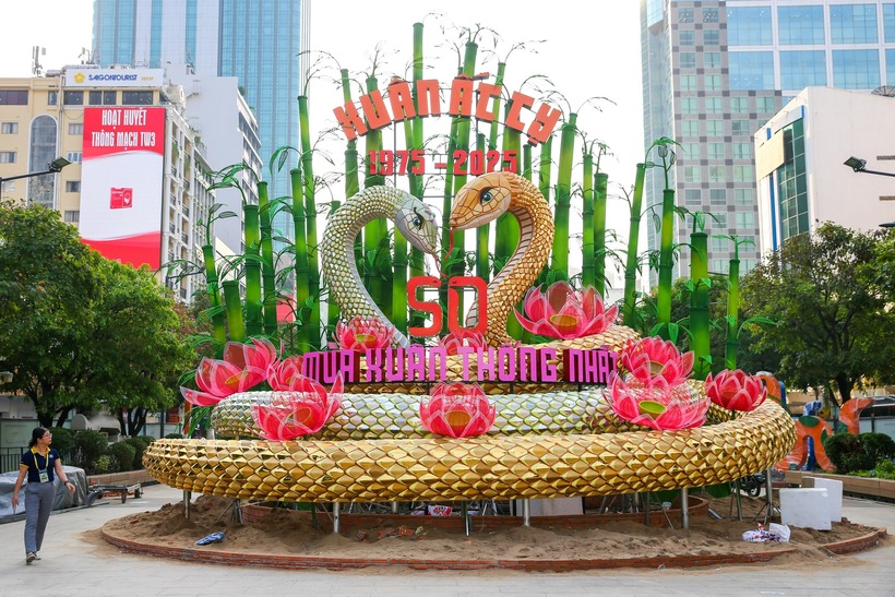 Sau nhiều ngày thi công tại xưởng, cặp linh vật rắn Kim Tỵ, Ngân Tỵ tại vị trí cổng chào Đường hoa Nguyễn Huệ 2025 đã được vận chuyển đến phố đi bộ Nguyễn Huệ - nơi tổ chức đường hoa và đang trong quá trình lắp đặt.