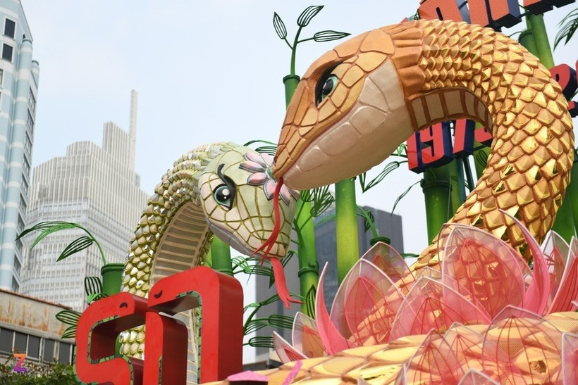 Hiện đội thi công đang gấp rút đính kết những miếng vảy trên thân rắn, cố định dàn chống, phủ sơn luân phiên 2 màu xanh non và vàng ngà để tạo sự chuyển đổi màu sắc nhẹ nhàng, tinh tế cho bụi tre sau cặp linh vật.