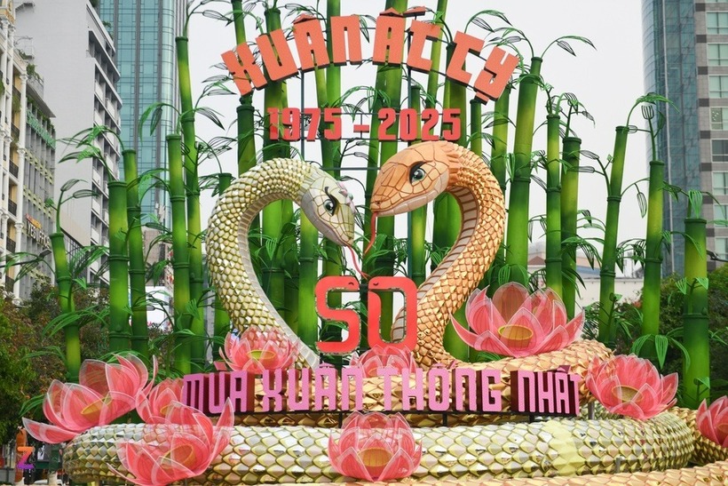 Theo báo Người lao động, sáng 21/1, Kim Tỵ, Ngân Tỵ cơ bản đã hoàn thiện. Kim Tỵ và Ngân Tỵ có 70% vật liệu chế tác là vật liệu thân thiện môi trường. Đầu và bụng rắn ốp tấm cót ép sơn màu. Toàn bộ phần lưng phía trên được phủ lớp vảy mica gương có tính phản quang, tạo sự óng ánh. Tổng số vảy trên thân Ngân Tỵ khoảng 2.700 miếng và Kim Tỵ gần 3.600 miếng, được gắn thủ công, kết hợp đèn LED chạy dọc 2 bên bụng.