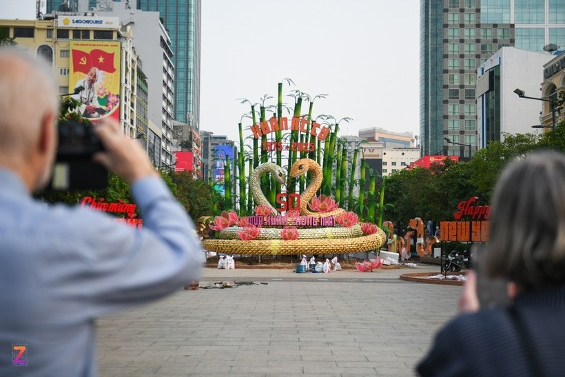 Đôi linh vật Kim Tỵ- Ngân Tỵ "khủng" trên Đường hoa Nguyễn Huệ khiến ai cũng trầm trồ