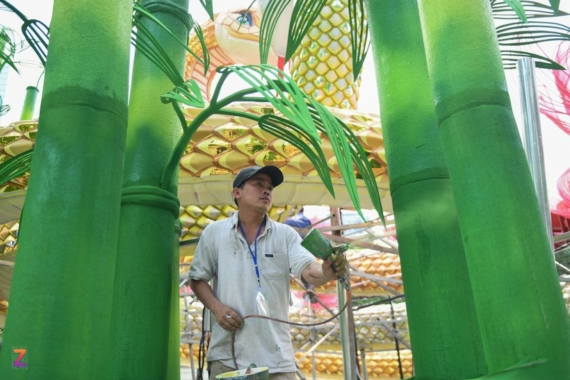 Các công nhân đang hoàn thiện công đoạn cuối cùng