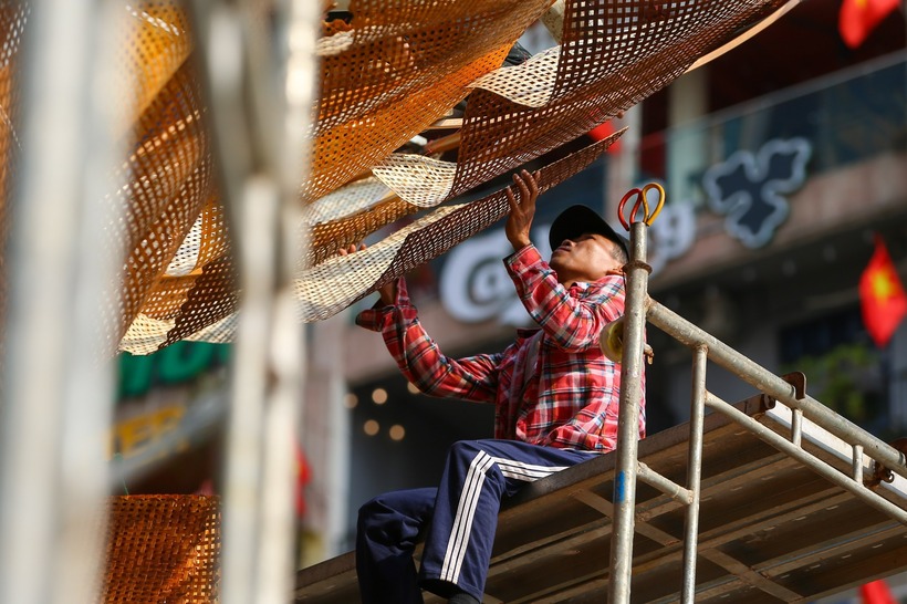 Đường hoa Tết Ất Tỵ được phần thành 3 đoạn "Kết đoàn", "Chuyển mình" và "Phát triển", nhằm kỷ niệm 50 năm giải phóng miền Nam, thống nhất đất nước, thể hiện những chặng đường lịch sử, gian lao của dân tộc. Đơn vị thi công liên tục tăng ca để kịp tiến độ khai trương đón Tết.