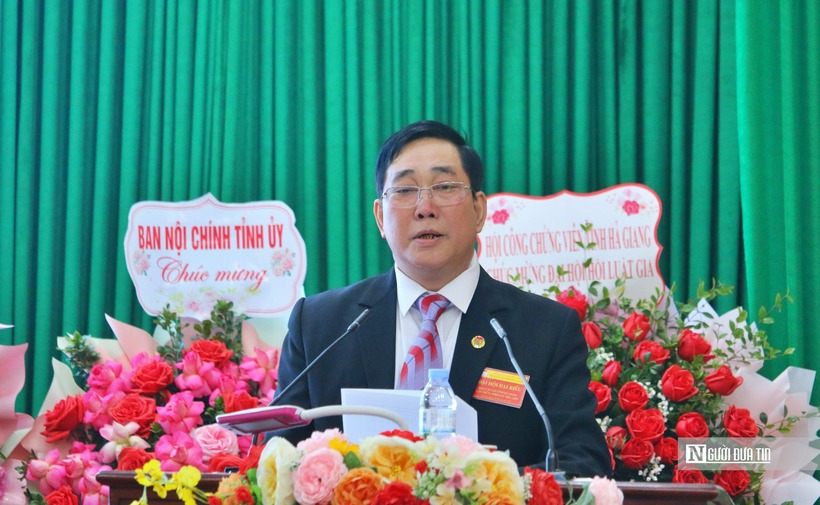 Ông Nguyễn Duy Sụn - Chủ tịch Hội Luật gia tỉnh Hà Giang khóa V phát biểu nhận nhiệm vụ, đồng thời khẳng định quyết tâm thực hiện thắng lợi Nghị quyết đại hội.