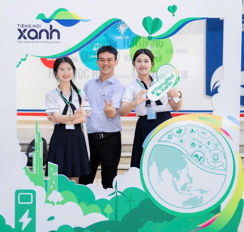 Thầy Lương Lê Văn Huân cùng đội Thạch Xanh (THPT Chuyên Lương Văn Chánh, Phú Yên)&nbsp; tại Vòng Đối đầu khu vực miền Nam vào ngày 29/12.