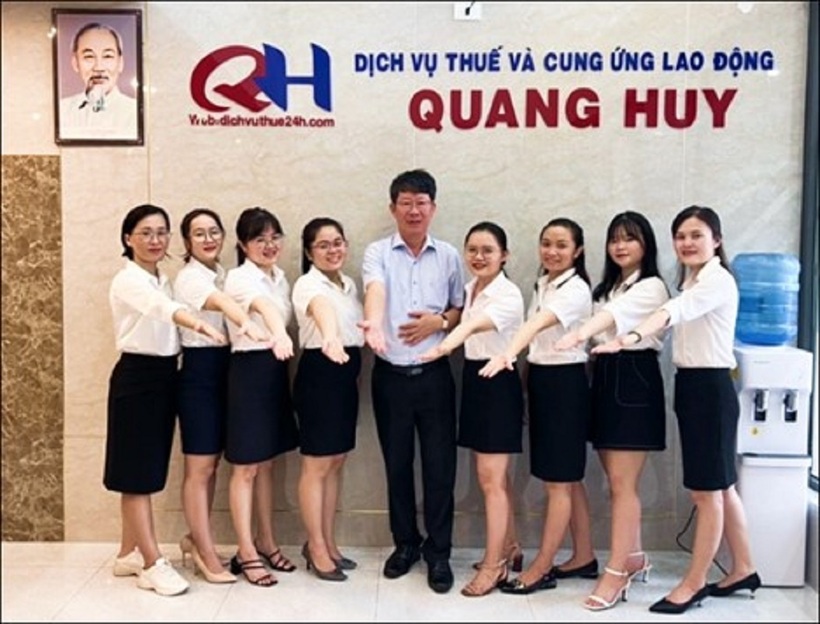 Hình ảnh CEO Lưu Văn Tuấn (ở giữa) và đội ngũ kế toán viên của Thuế Quang Huy