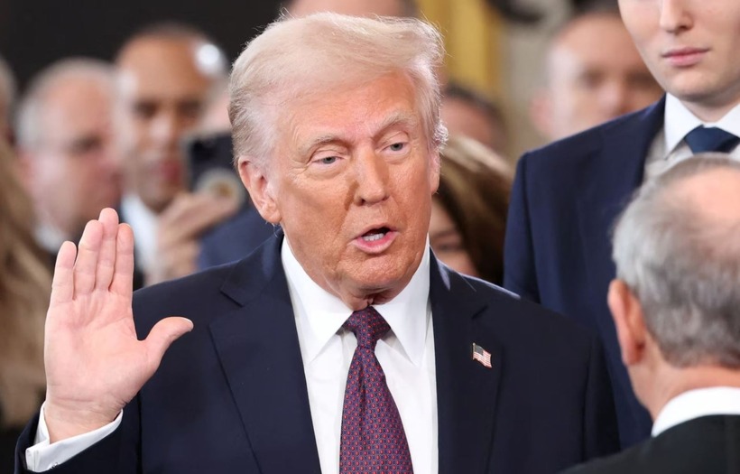 Tổng thống Mỹ Donald Trump ký 100 sắc lệnh hành pháp sau khi nhậm chức. Ảnh: Reuters