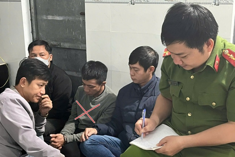 Đối tượng Nguyễn Thành Tín (gạch chéo) tại thời điểm bắt giữ. (Ảnh: Công an)