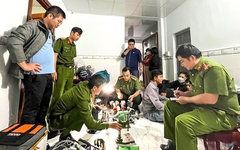 Công an khám xét xưởng chế tạo vũ khí của Tín. (Ảnh: Công an)