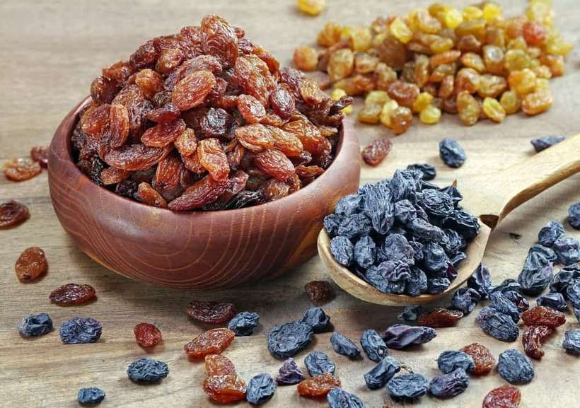 Chất xơ trong nho khô còn giúp giảm cholesterol xấu (LDL), ngăn ngừa hình thành mảng bám trong mạch máu, từ đó giảm nguy cơ mắc các bệnh tim mạch. Ảnh minh họa.