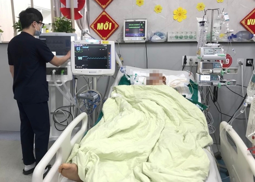 Người bệnh cấp cứu tại Trung tâm A9. Ảnh: VietNamNet