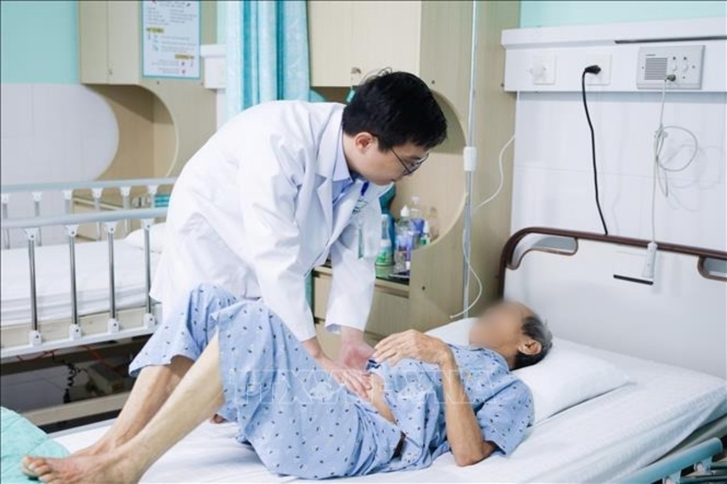 Sau phẫu thuật, cụ ông hồi phục nhanh chóng, thoát khỏi tình trạng bí tiểu đeo bám nhiều năm. Ảnh: TTXVN