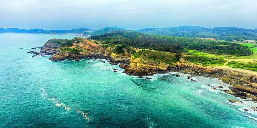 Đến Cô Tô, du khách có thể tận hưởng không khí trong lành, tắm biển, lặn ngắm san hô, tham quan ngọn hải đăng...