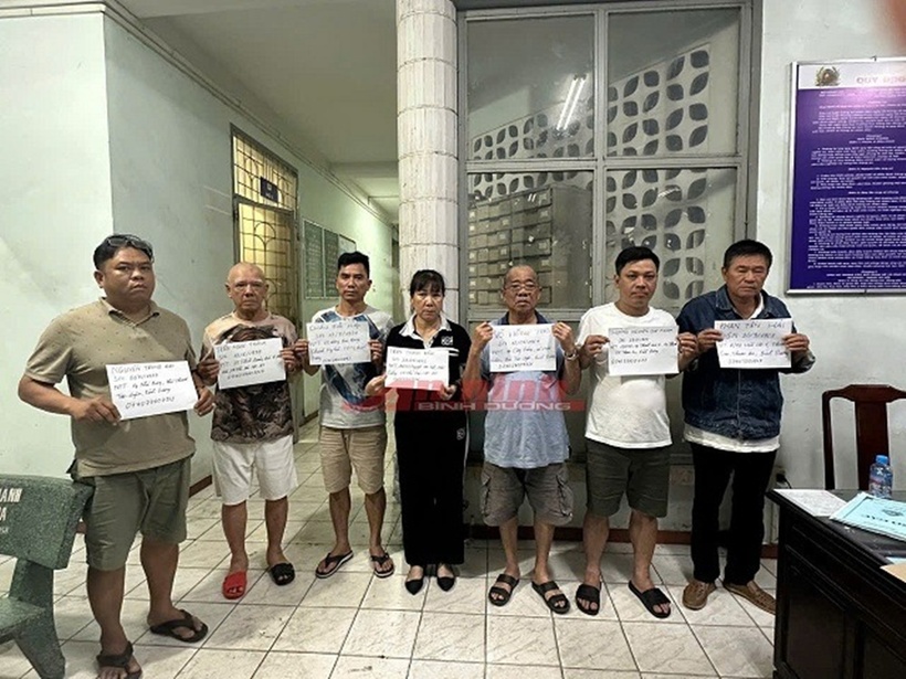 7 đối tượng đang tổ chức đánh bạc và đánh bạc với hình thức chơi bài binh sập xám. Ảnh: Công an tỉnh Bình Dương.
