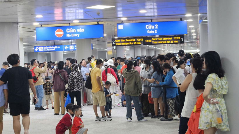 Nhiều người dân Tp.HCM hào hứng trải nghiệm đi tàu Metro.