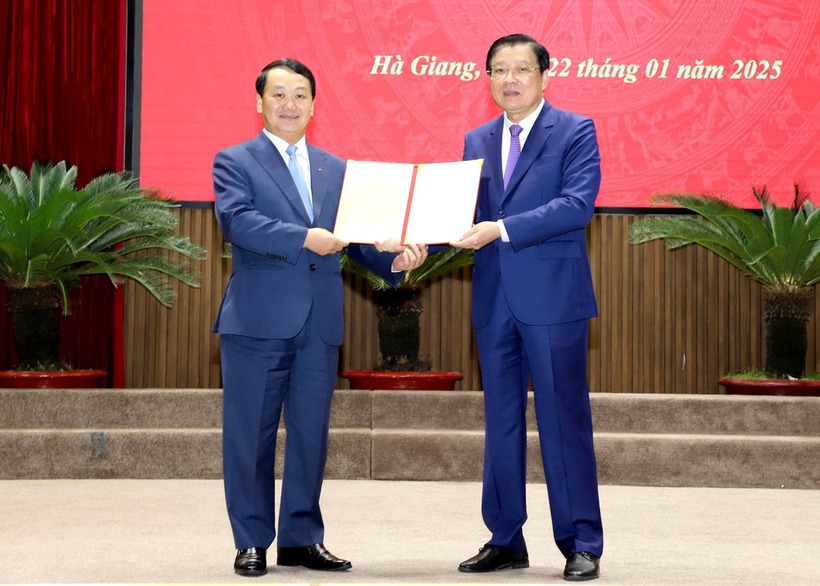 Trưởng ban Nội chính T.Ư Phan Đình Trạc trao quyết định của Bộ Chính trị phân công, chỉ định ông Hầu A Lềnh làm Bí thư Tỉnh ủy Hà Giang. (Ảnh: Báo Hà Giang)
