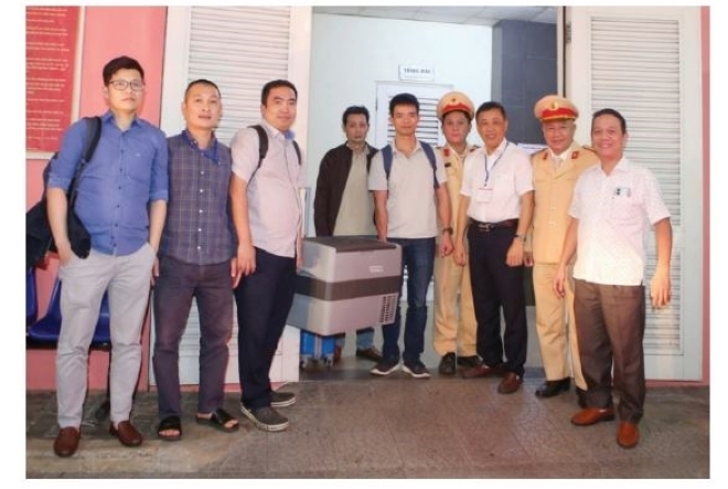 Các y bác sĩ cùng lực lượng chức năng phối hợp vận chuyển trái tim của người hiến tặng từ Hà Nội và Huế.