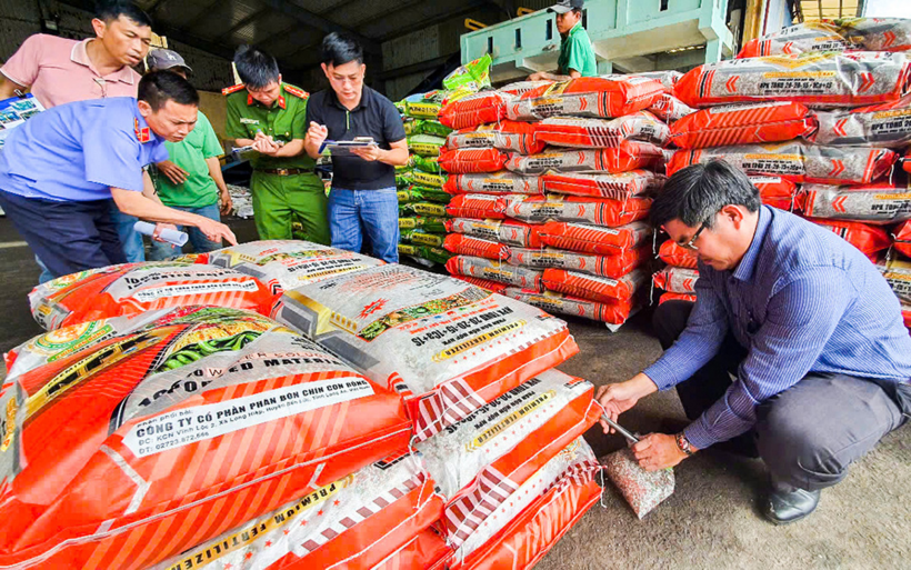 Cơ quan chức năng lấy mẫu phân bón đi kiểm định và khẳng định các sản phẩm do vợ chồng Chánh, My sản xuất đều là phân bón giả. Ảnh: Tuổi Trẻ