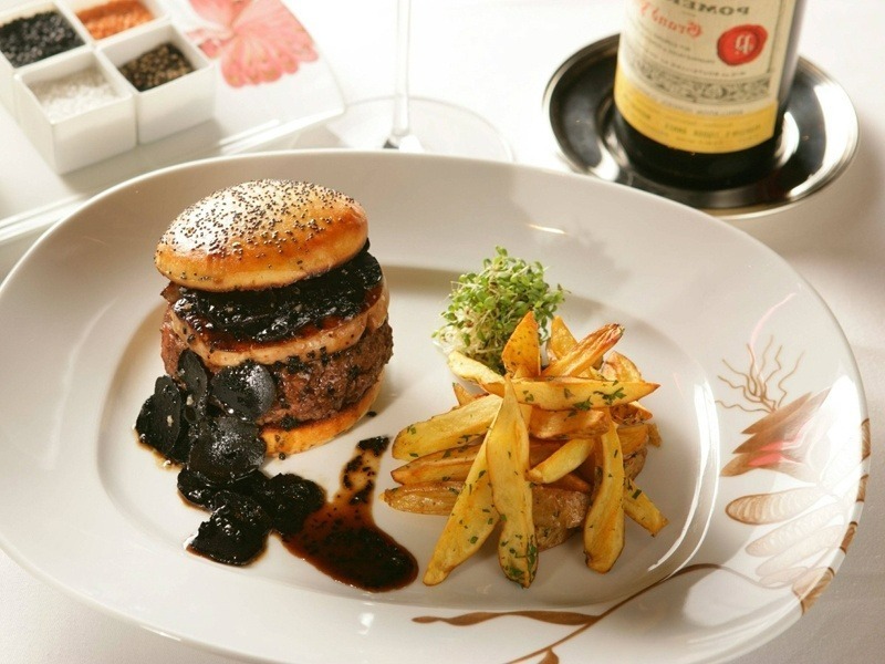 FleurBurger 5000 được phục vụ tại nhà hàng Fleur tọa lạc tại thành phố Las Vegas (Mỹ).