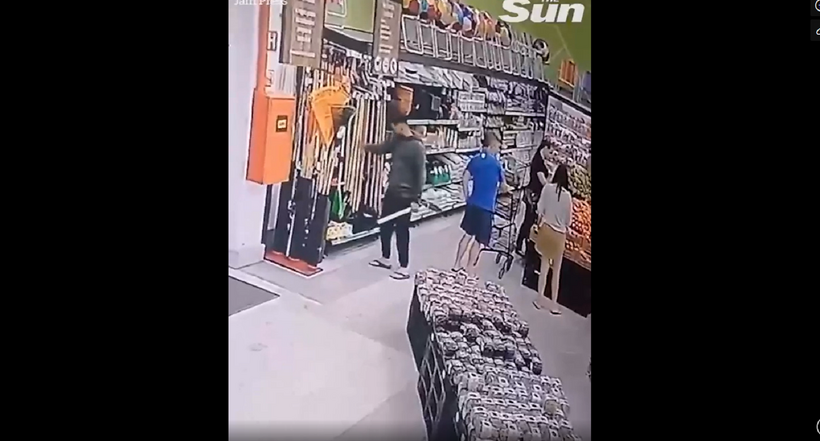 Với chiếc xẻng trong tay, Paiva thong thả đi vòng ra phía trước cửa hàng, hướng thẳng đến vị trí của người quản lý. Ảnh cắt từ clip