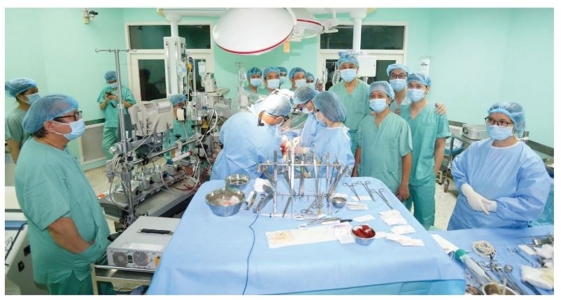 Để thực hiện thành công các ca ghép tim xuyên Việt, y bác sĩ của Bệnh viện Trung ương Huế đã chạy đua với thời gian, vượt qua trở ngại về không gian.