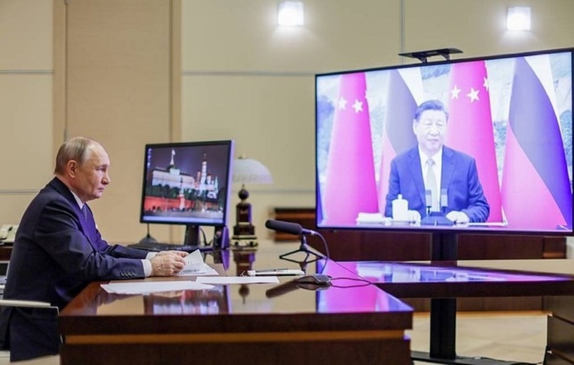 Tổng thống Nga Vladimir Putin trò chuyện với Chủ tịch Trung Quốc Tập Cận Bìn. (Ảnh: Tass)