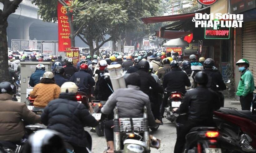 Đường phố hầu như không còn chỗ trống ở cả lòng đường lẫn vỉa hè.