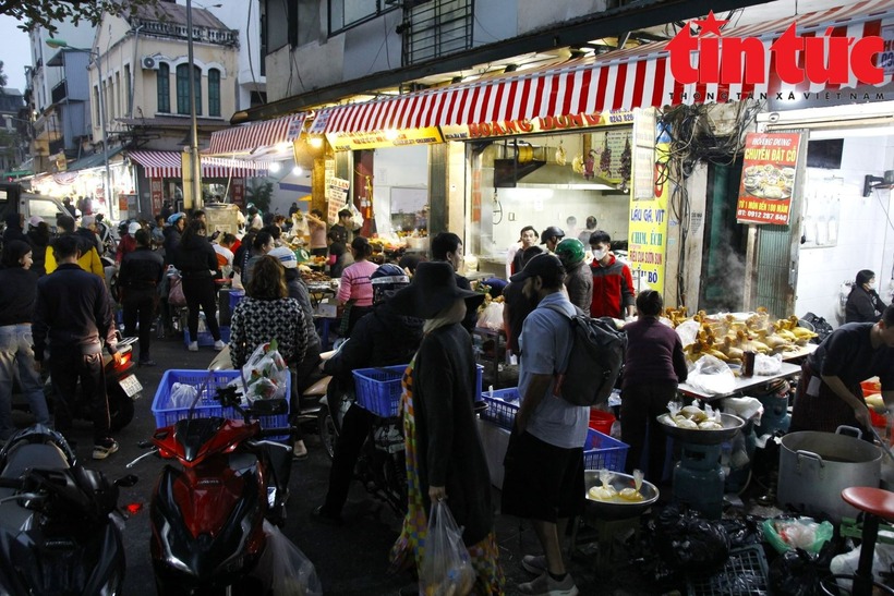 Chợ Hàng Bè (quận Hoàn Kiếm, Hà Nội), nổi tiếng là nơi chuyên cung cấp đồ ăn chế biến sẵn và nguyên liệu cho các mâm cỗ, bắt đầu nhộn nhịp từ rất sớm, khoảng 6h ngày 22/1 (23 Âm lịch). Đặc biệt, vào dịp cúng ông Công ông Táo, không khí mua bán tại chợ càng trở nên tấp nập hơn bao giờ hết.