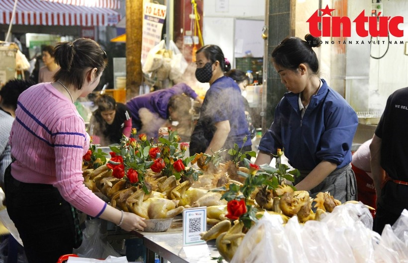 Hai mặt hàng được ưa chuộng và bán chạy nhất trong dịp này là gà "cánh tiên" ngậm hoa hồng (gà luộc được tạo dáng đẹp mắt, mỏ ngậm hoa hồng) và xôi gấc được bày biện đẹp mắt, sẵn sàng cho mâm cúng.
